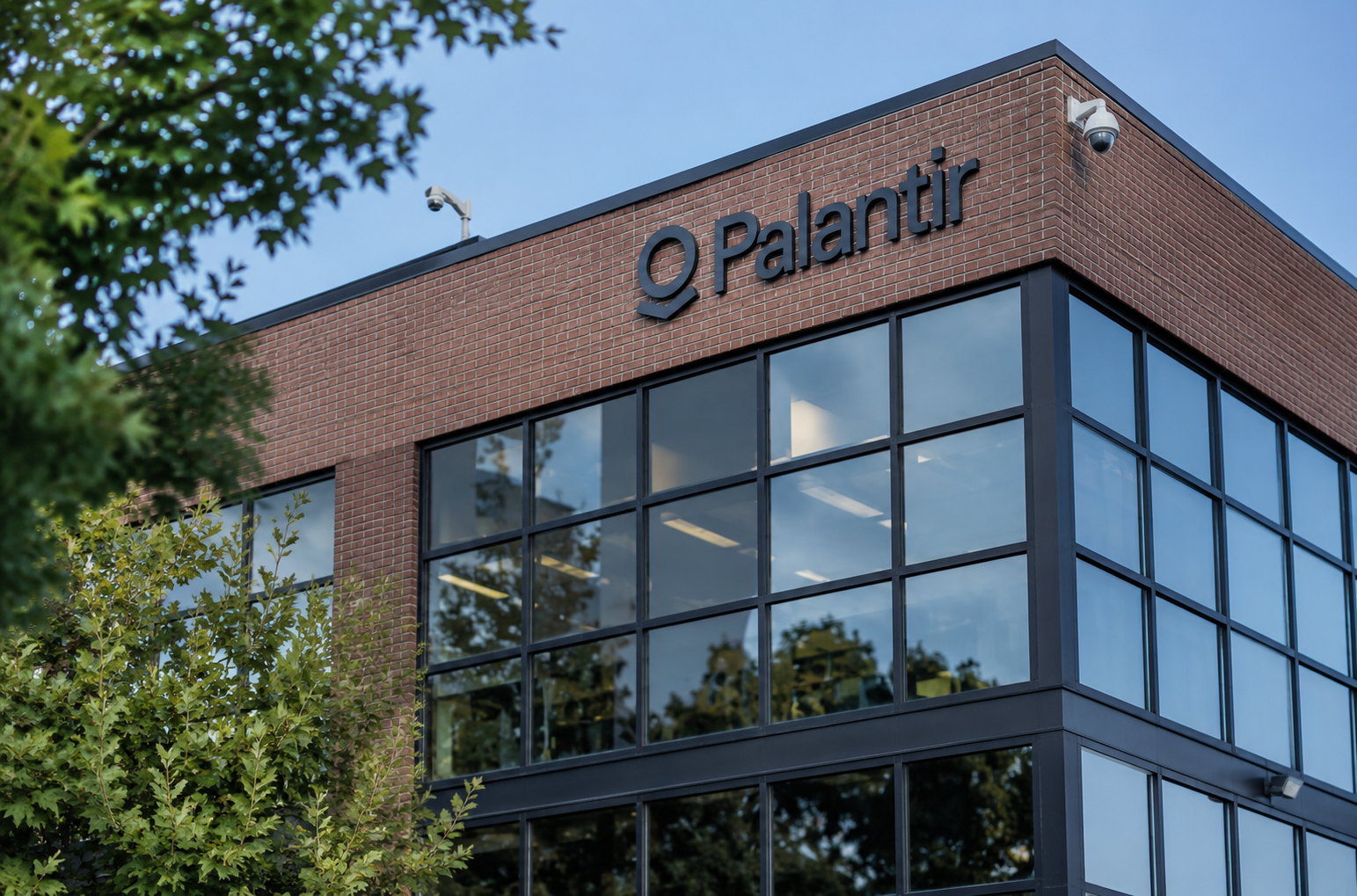 Palantir stock gains: here's why analysts want you to buy the stock right now